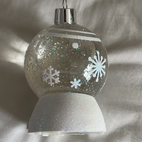 Napco snowflake glitter globe. - Picture 4 of 5